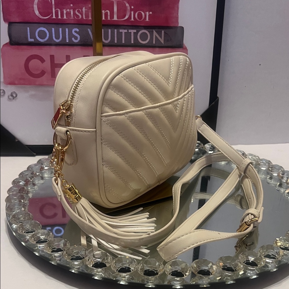 Lola Mae NWOT Chic Cream Crossbody Bag with Tassel - Picture 3 of 8